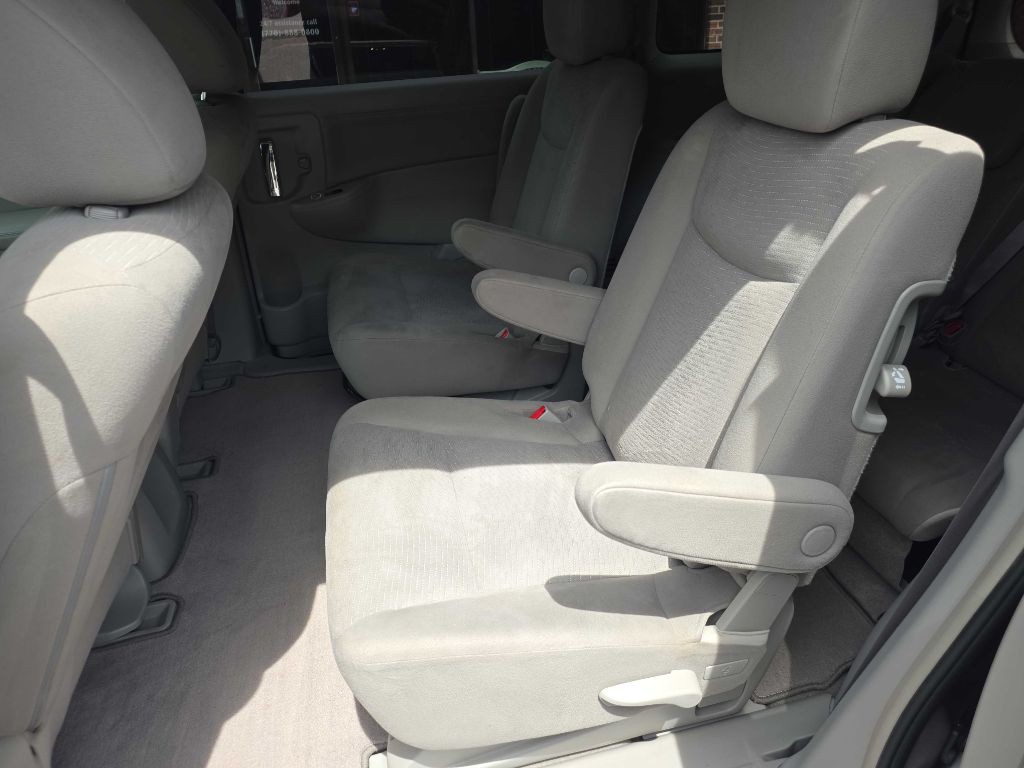 2013 Nissan Quest Image 17
