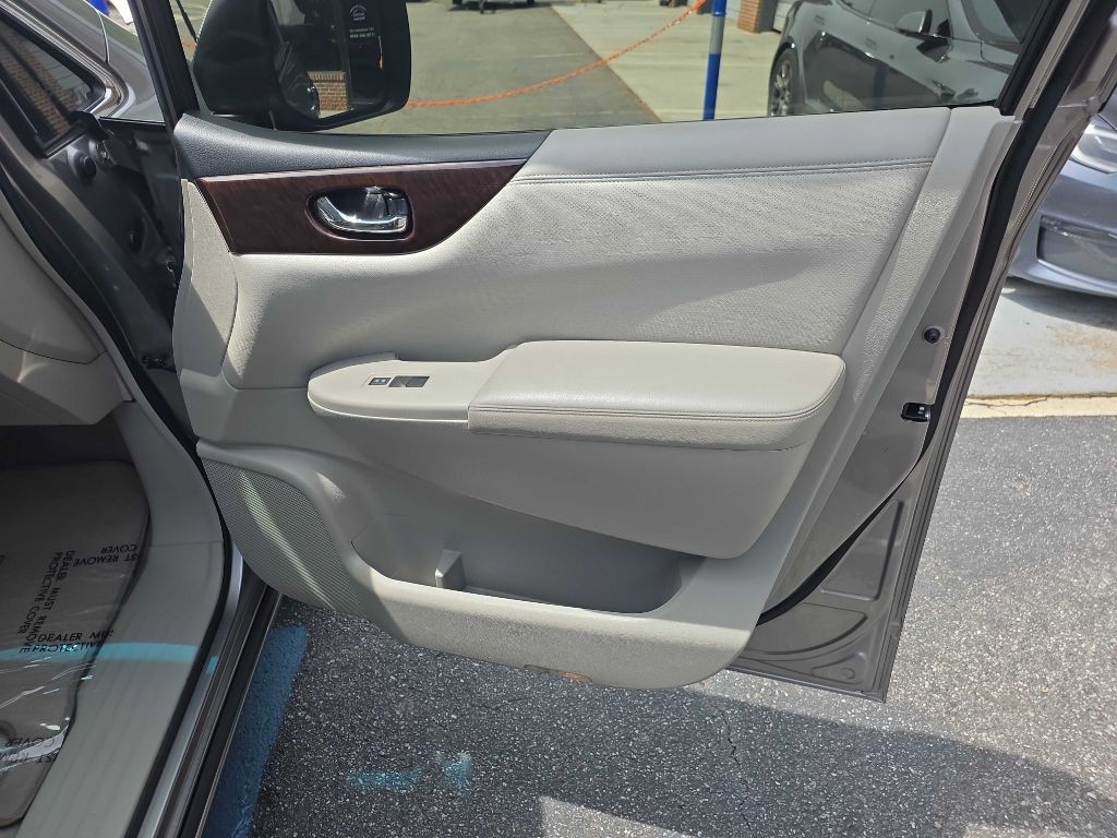 2013 Nissan Quest Image 23
