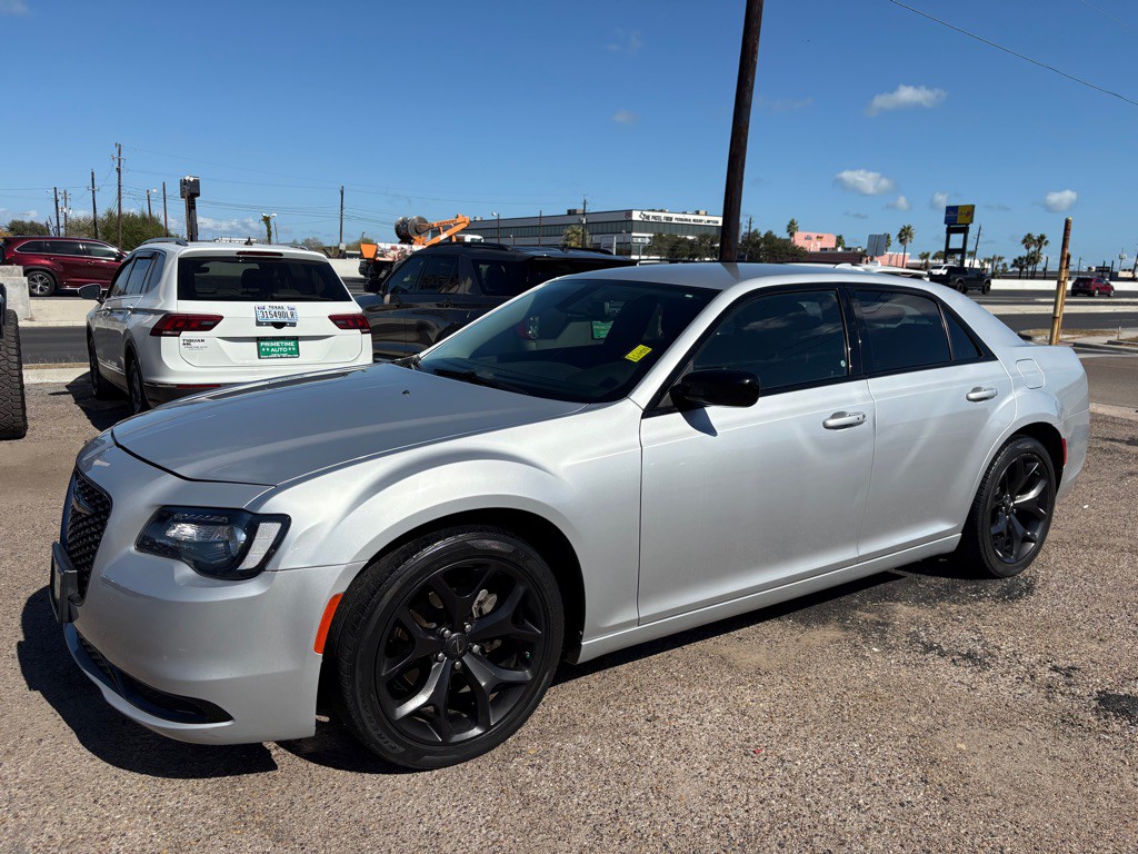 2022 Chrysler 300 Image 2