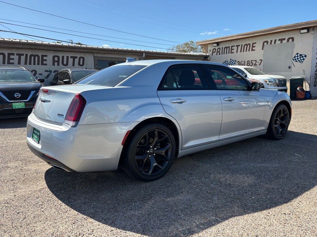 2022 Chrysler 300 Image 6