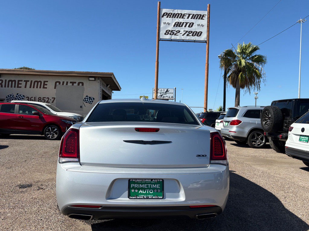2022 Chrysler 300 Image 7