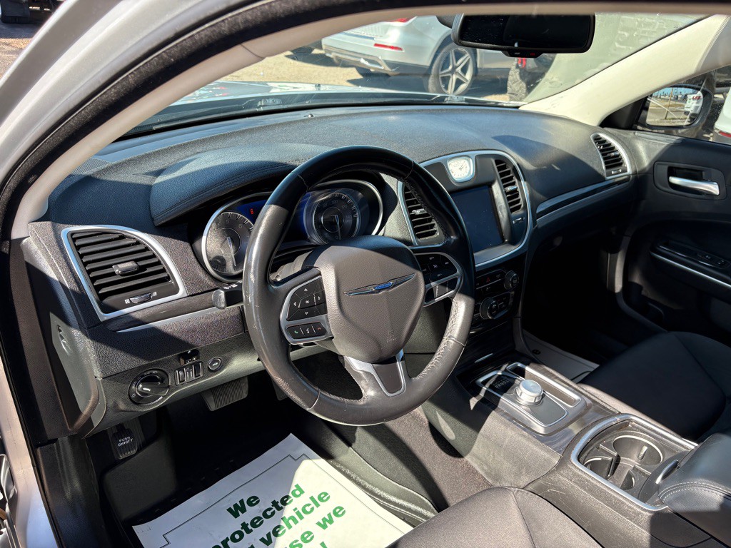 2022 Chrysler 300 Image 8