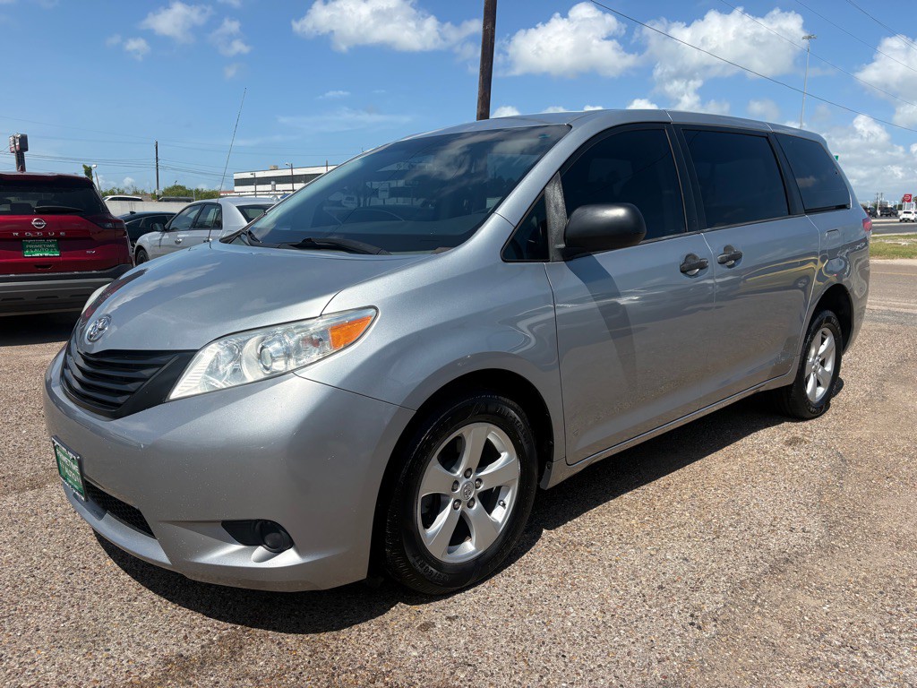 2014 Toyota Sienna Image 2