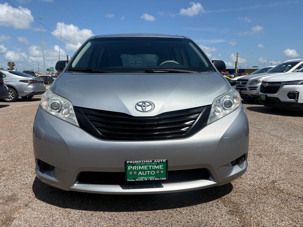 2014 Toyota Sienna Image 3