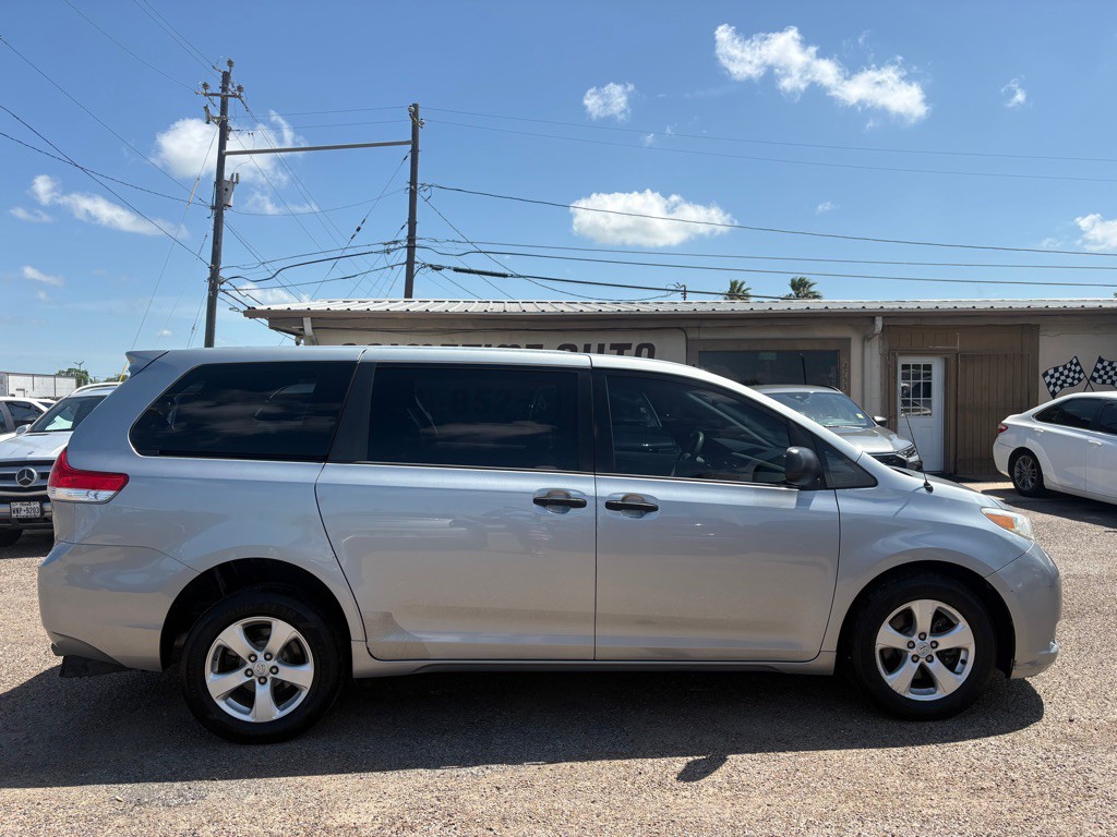 2014 Toyota Sienna Image 5