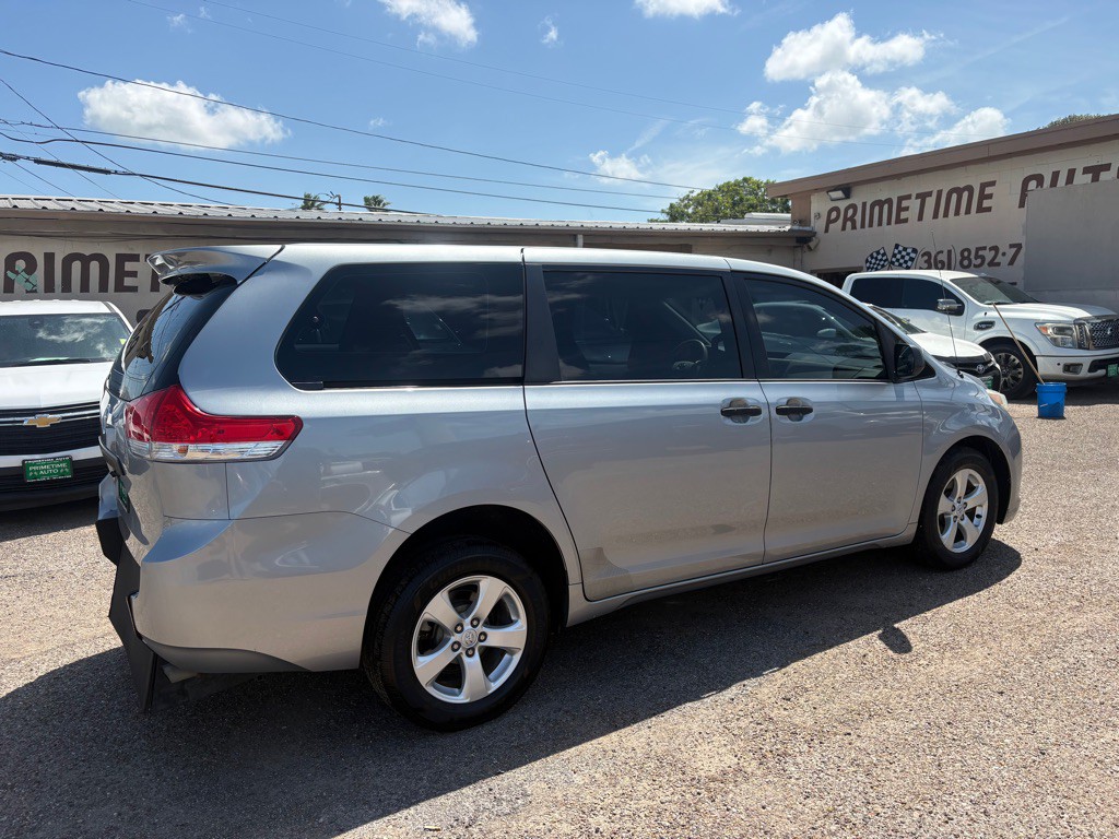 2014 Toyota Sienna Image 6