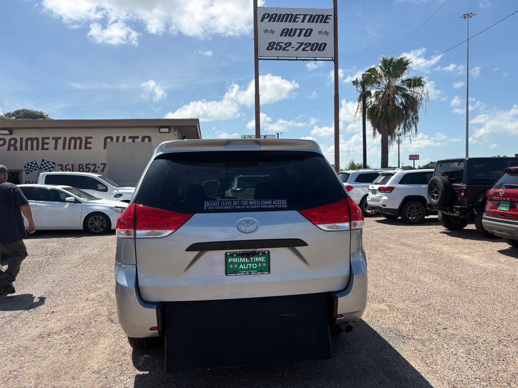 2014 Toyota Sienna Image 7
