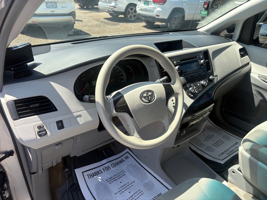 2014 Toyota Sienna Image 8