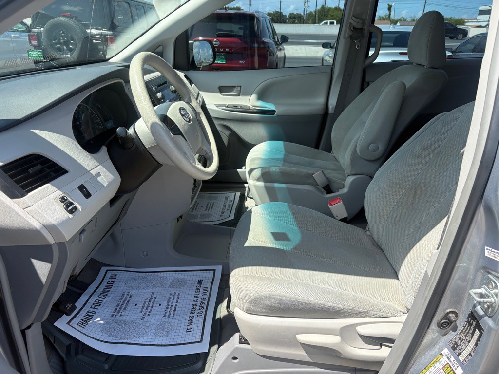 2014 Toyota Sienna Image 9