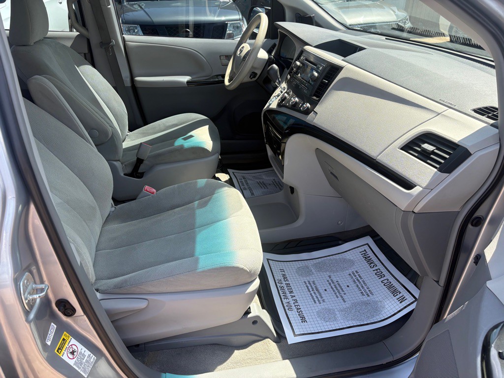 2014 Toyota Sienna Image 10