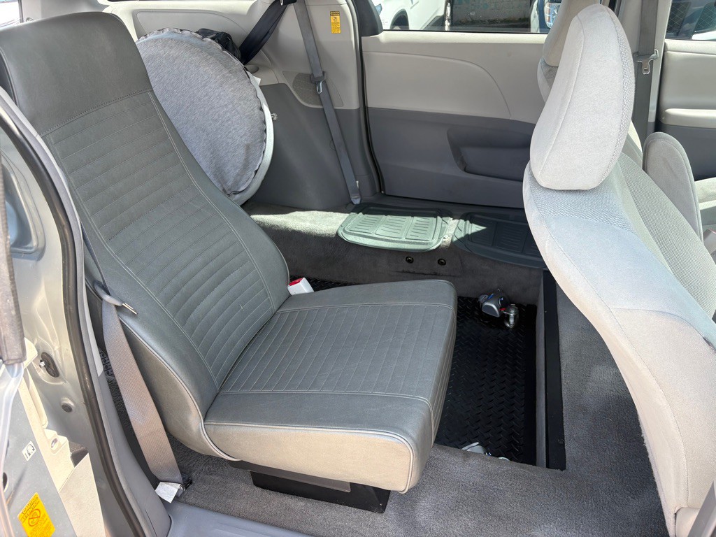 2014 Toyota Sienna Image 11