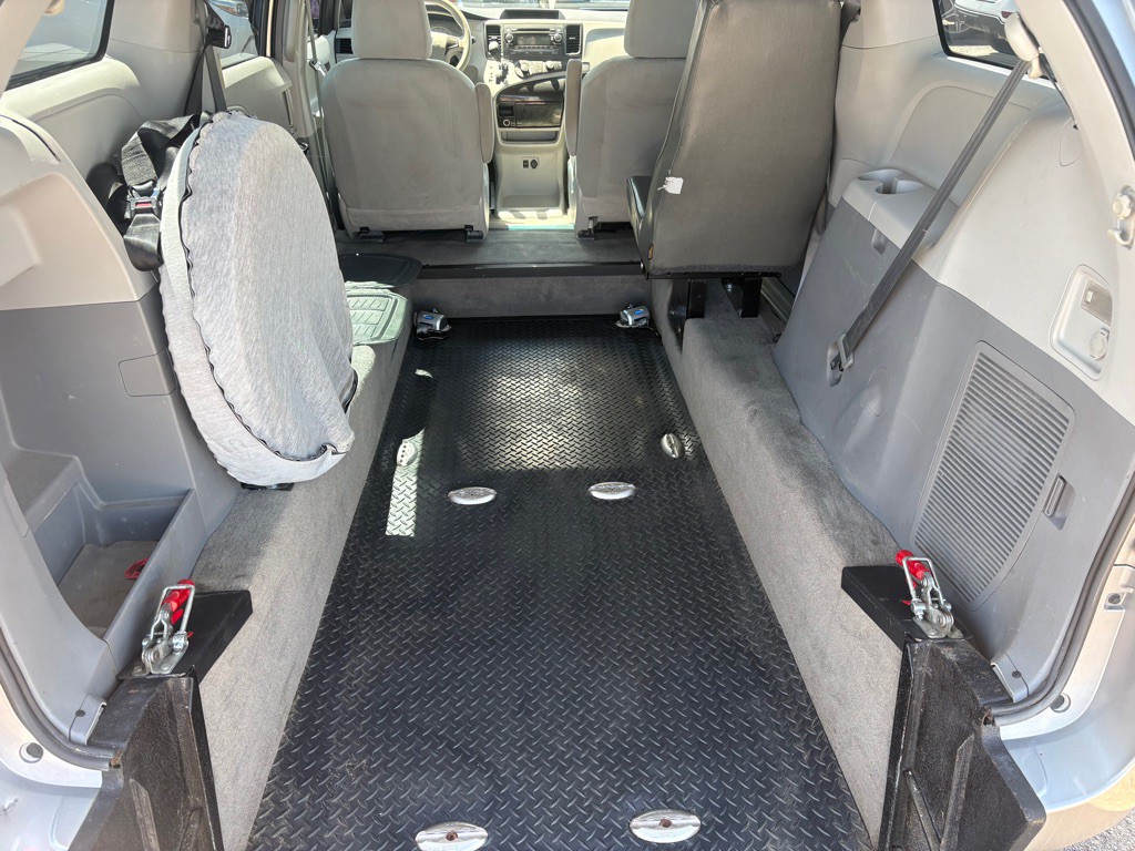 2014 Toyota Sienna Image 12