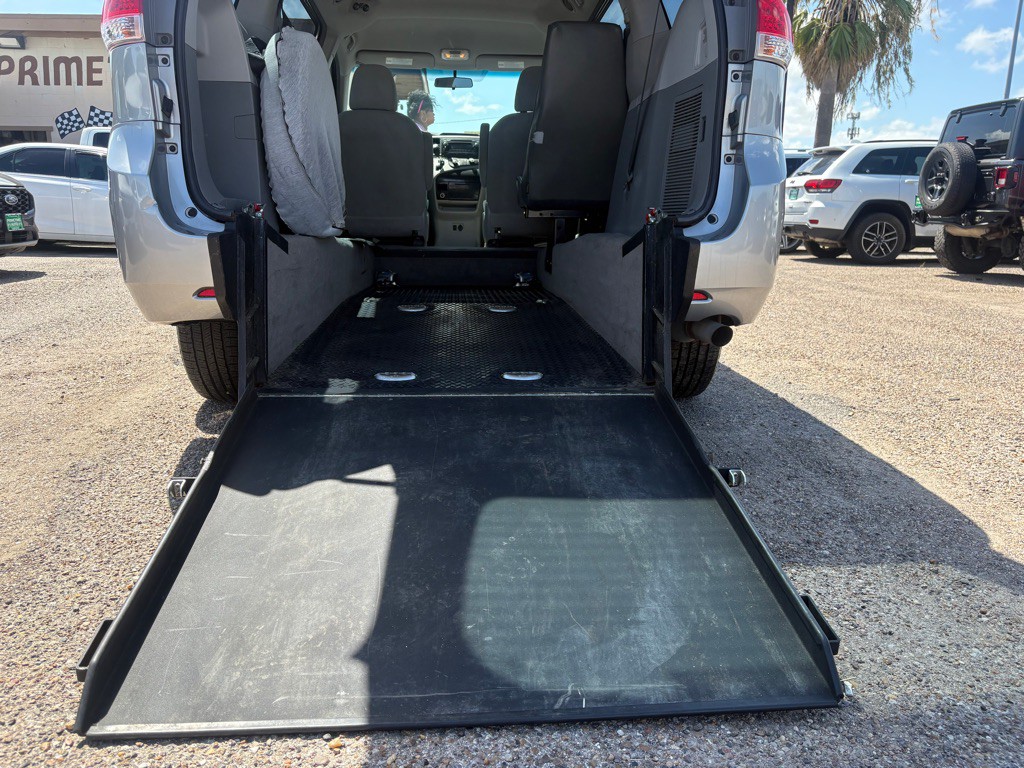 2014 Toyota Sienna Image 13