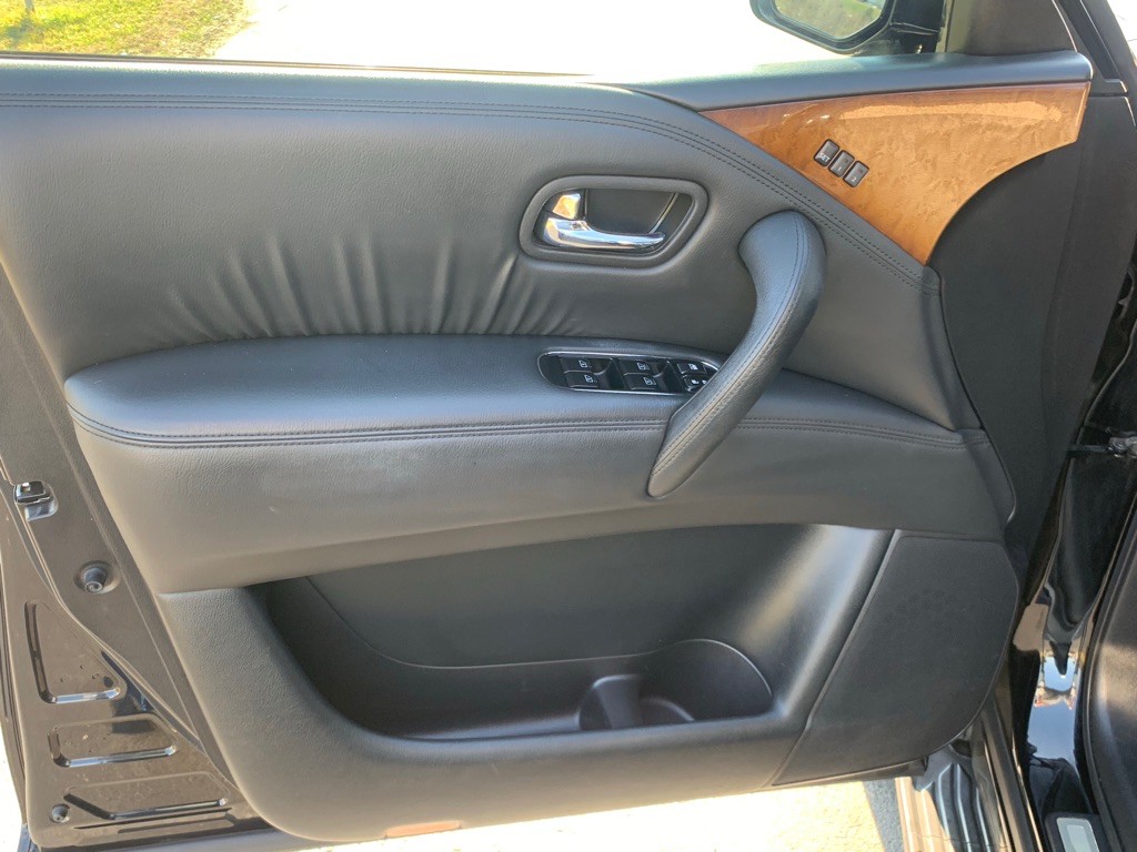 2011 INFINITI QX56 Image 12