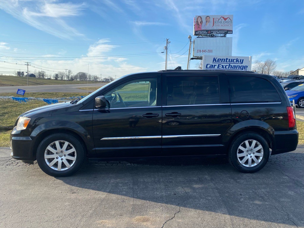 2013 Chrysler Town & Country Image 2