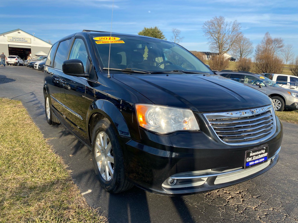 2013 Chrysler Town & Country Image 4