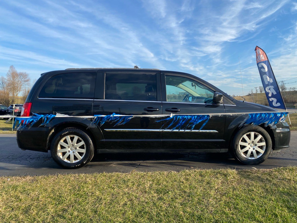2013 Chrysler Town & Country Image 5