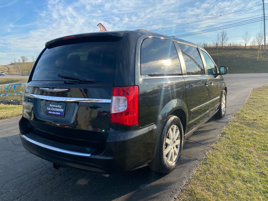 2013 Chrysler Town & Country Image 6