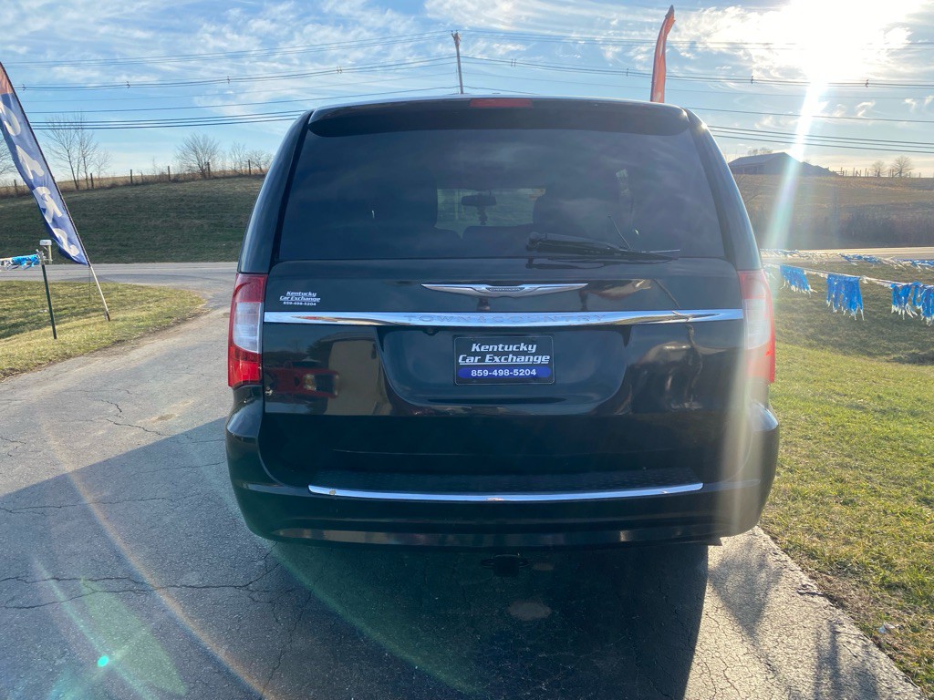 2013 Chrysler Town & Country Image 7