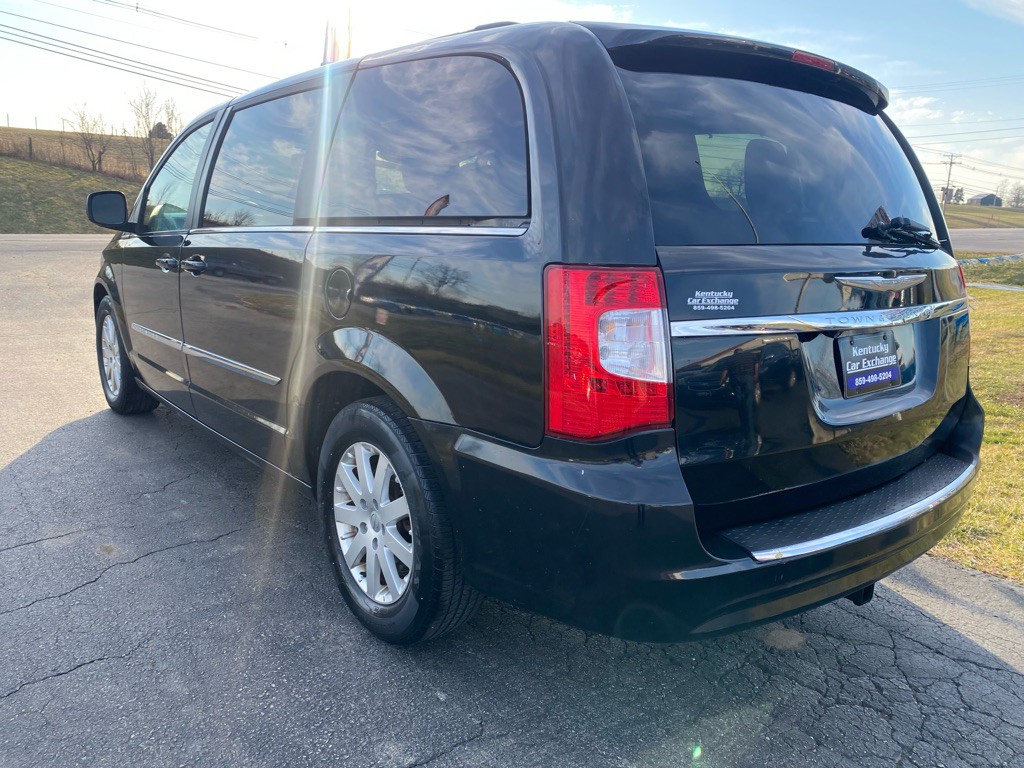 2013 Chrysler Town & Country Image 8