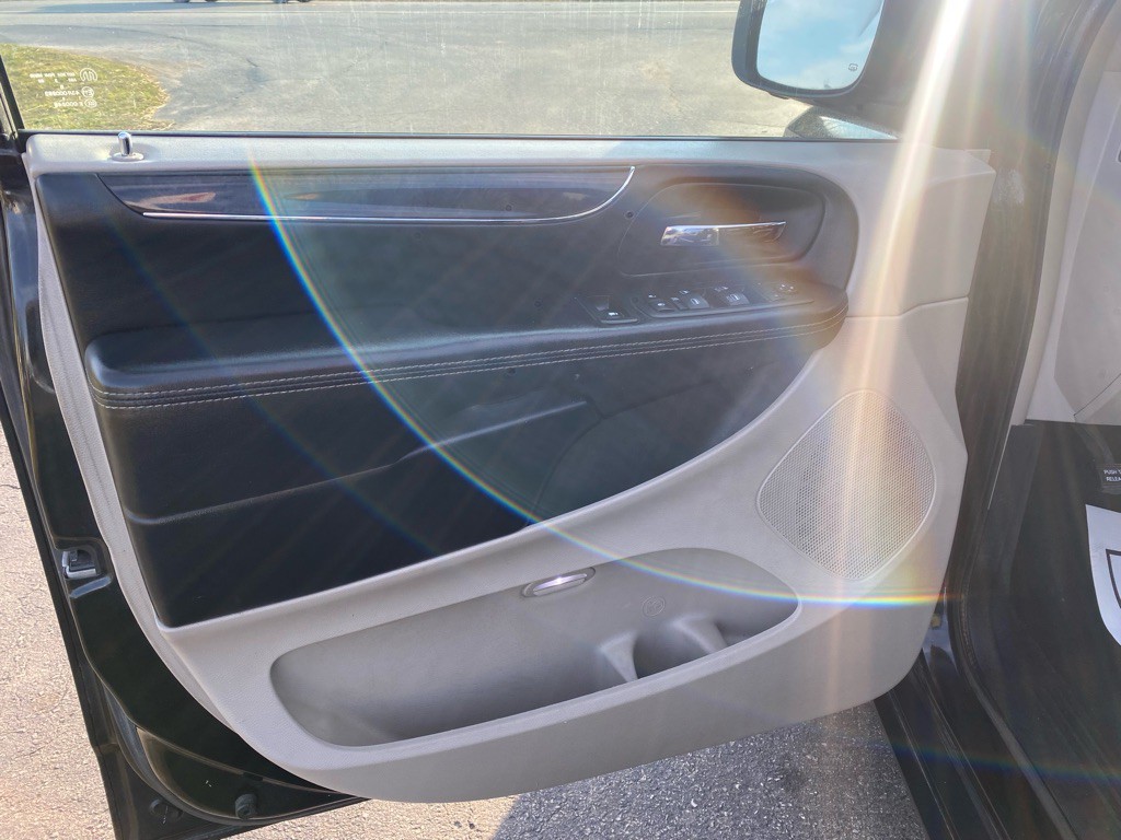 2013 Chrysler Town & Country Image 9