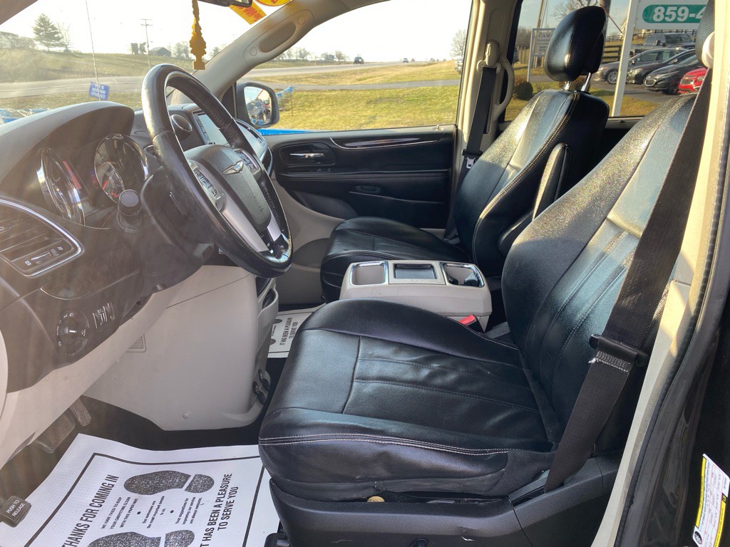 2013 Chrysler Town & Country Image 10