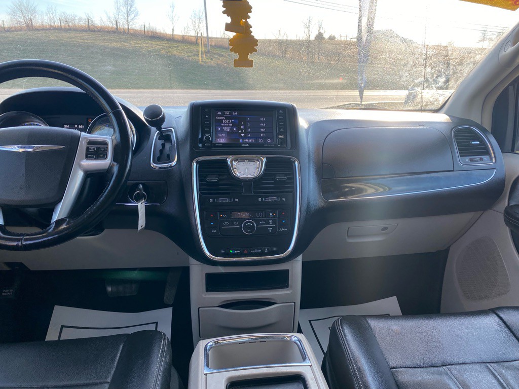 2013 Chrysler Town & Country Image 11