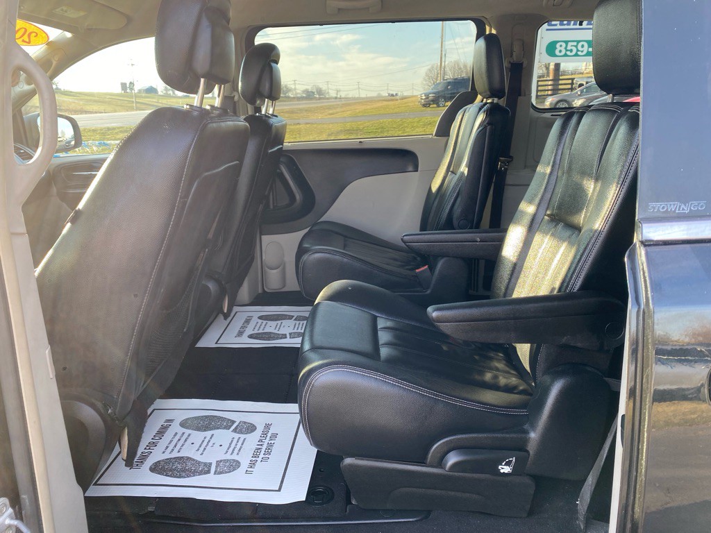 2013 Chrysler Town & Country Image 12