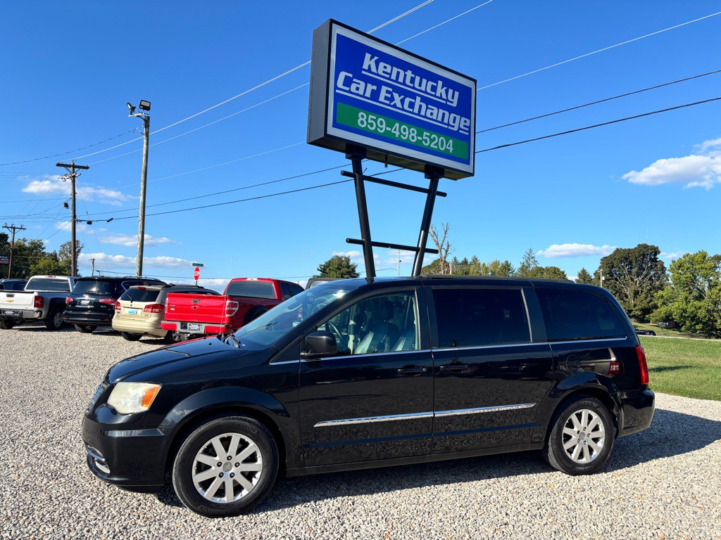 2013 Chrysler Town & Country Image 1