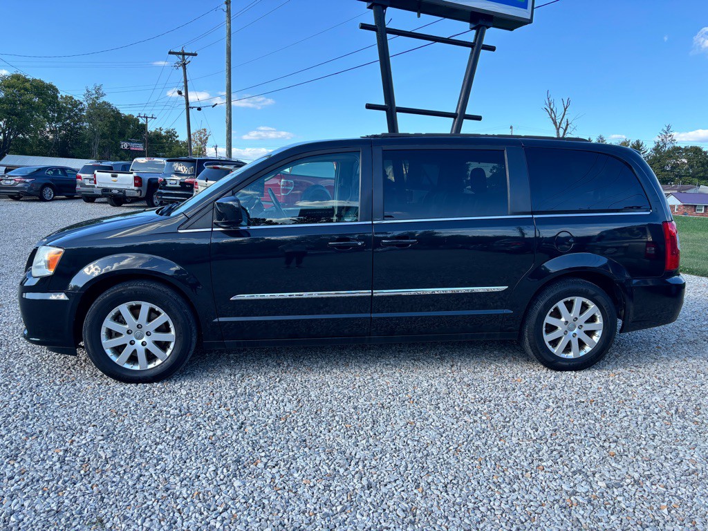2013 Chrysler Town & Country Image 2
