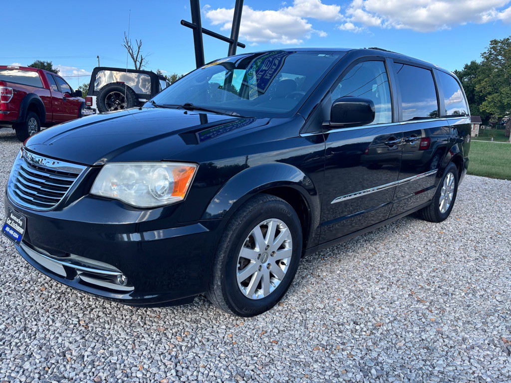 2013 Chrysler Town & Country Image 3