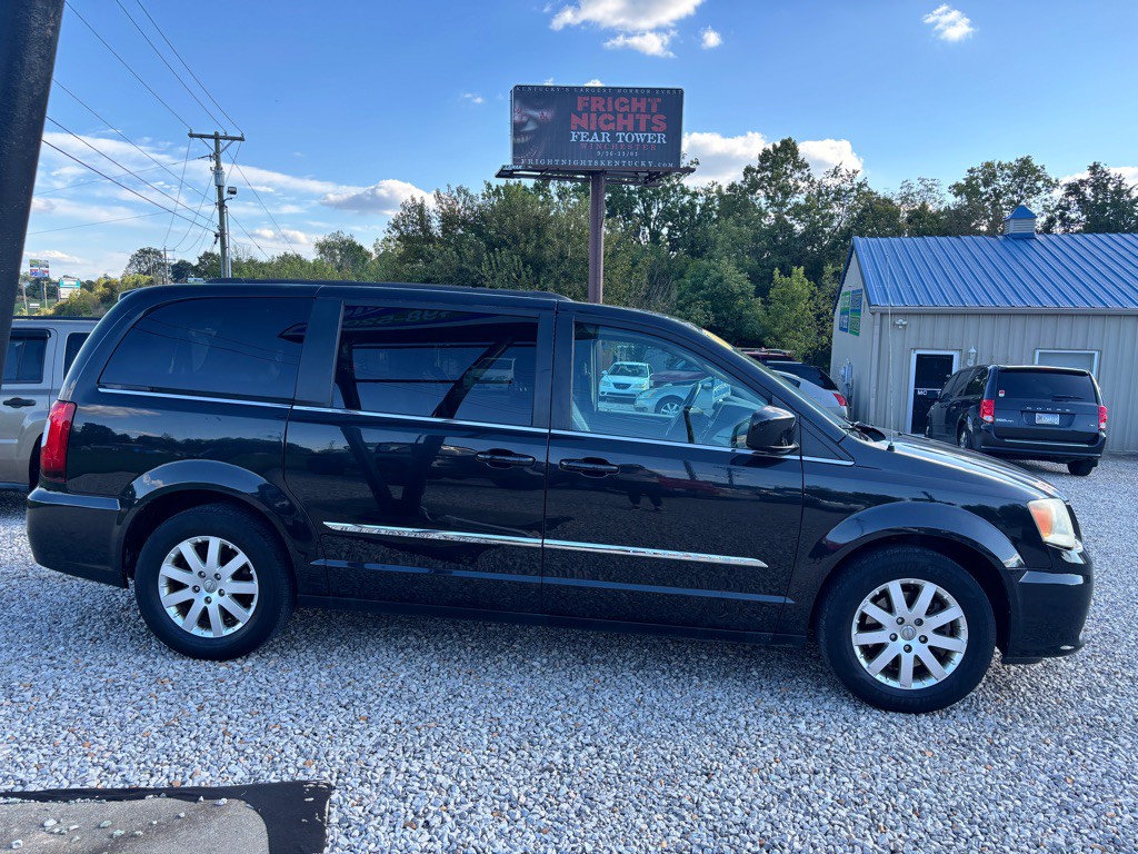 2013 Chrysler Town & Country Image 6