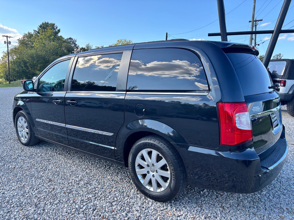 2013 Chrysler Town & Country Image 9