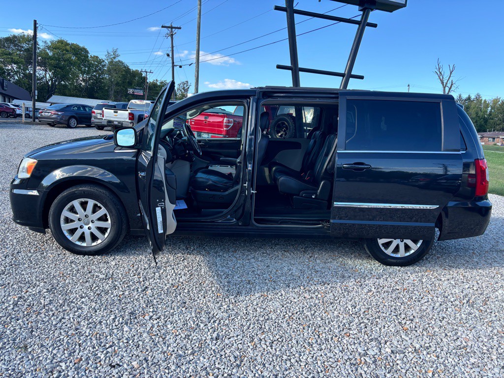 2013 Chrysler Town & Country Image 10