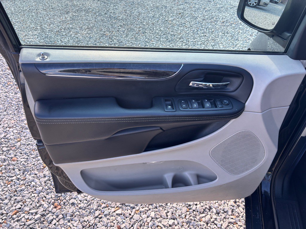 2013 Chrysler Town & Country Image 11