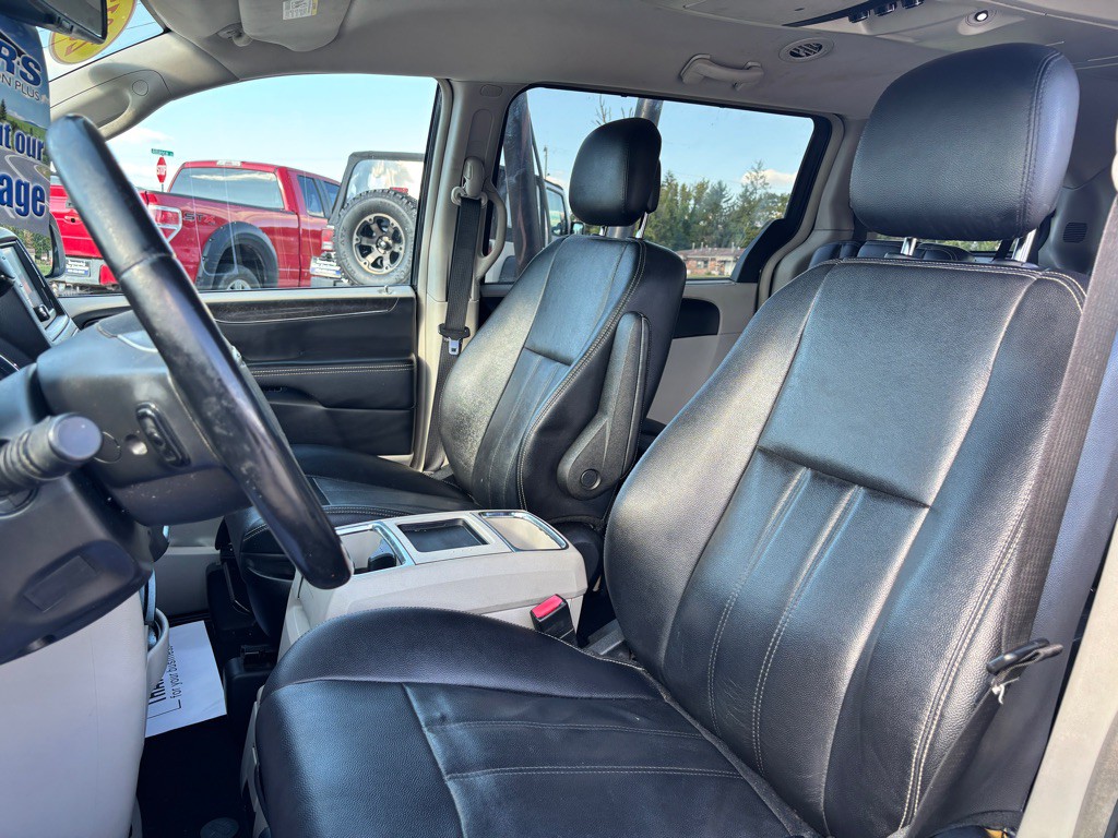 2013 Chrysler Town & Country Image 12