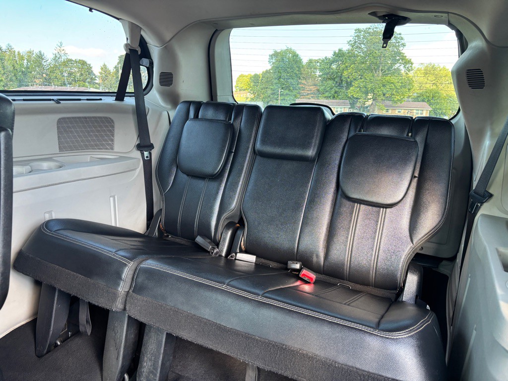 2013 Chrysler Town & Country Image 14