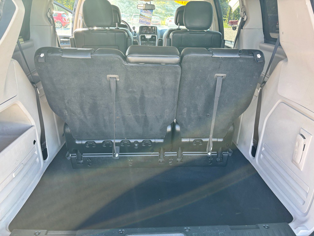 2013 Chrysler Town & Country Image 17