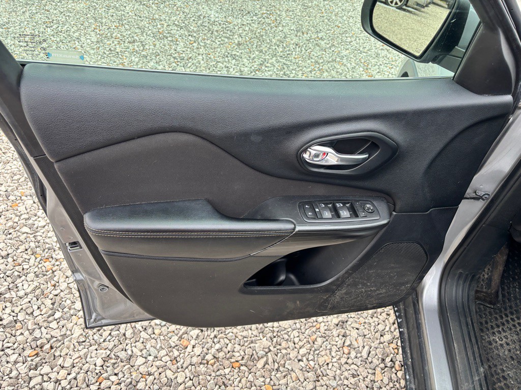 2017 Jeep Cherokee Image 13