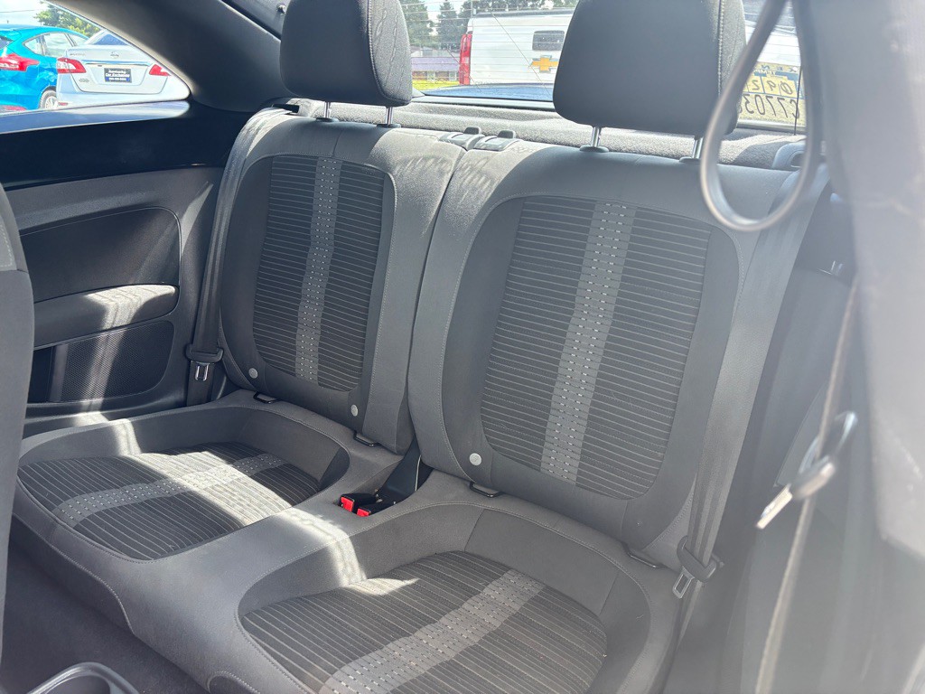 2013 Volkswagen Beetle Image 13