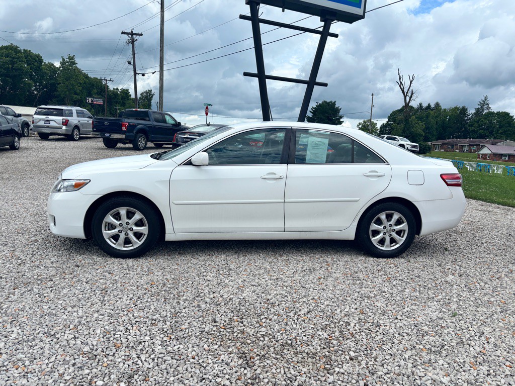 2011 Toyota Camry Image 2