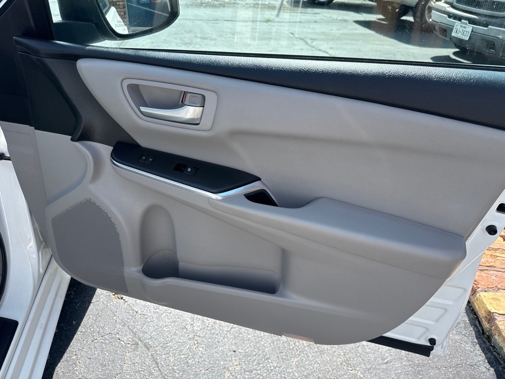 2017 Toyota Camry Image 13