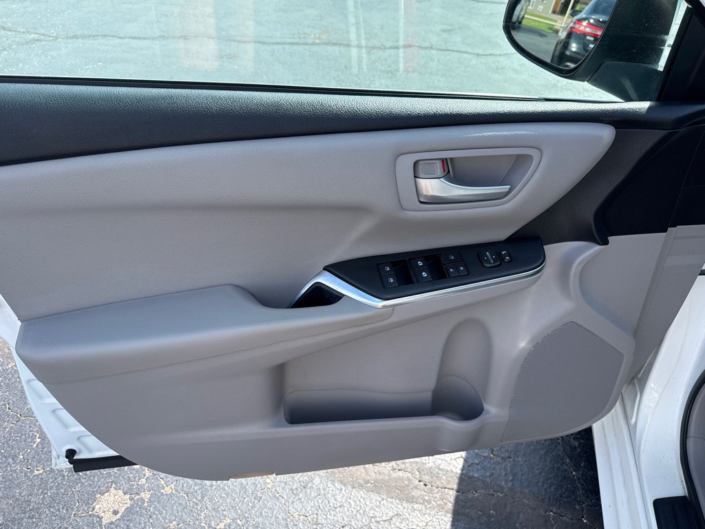 2017 Toyota Camry Image 17