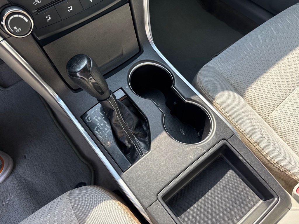 2017 Toyota Camry Image 19