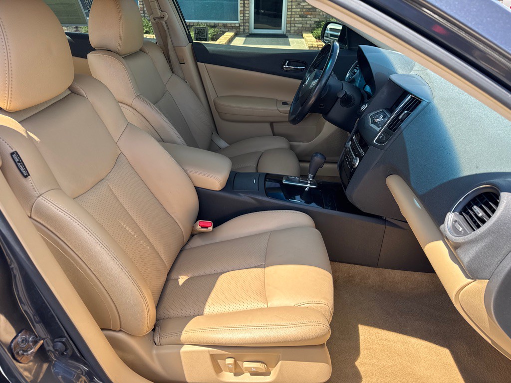 2010 Nissan Maxima Image 12