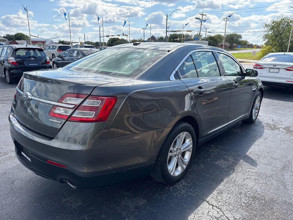 2017 Ford Taurus Image 4