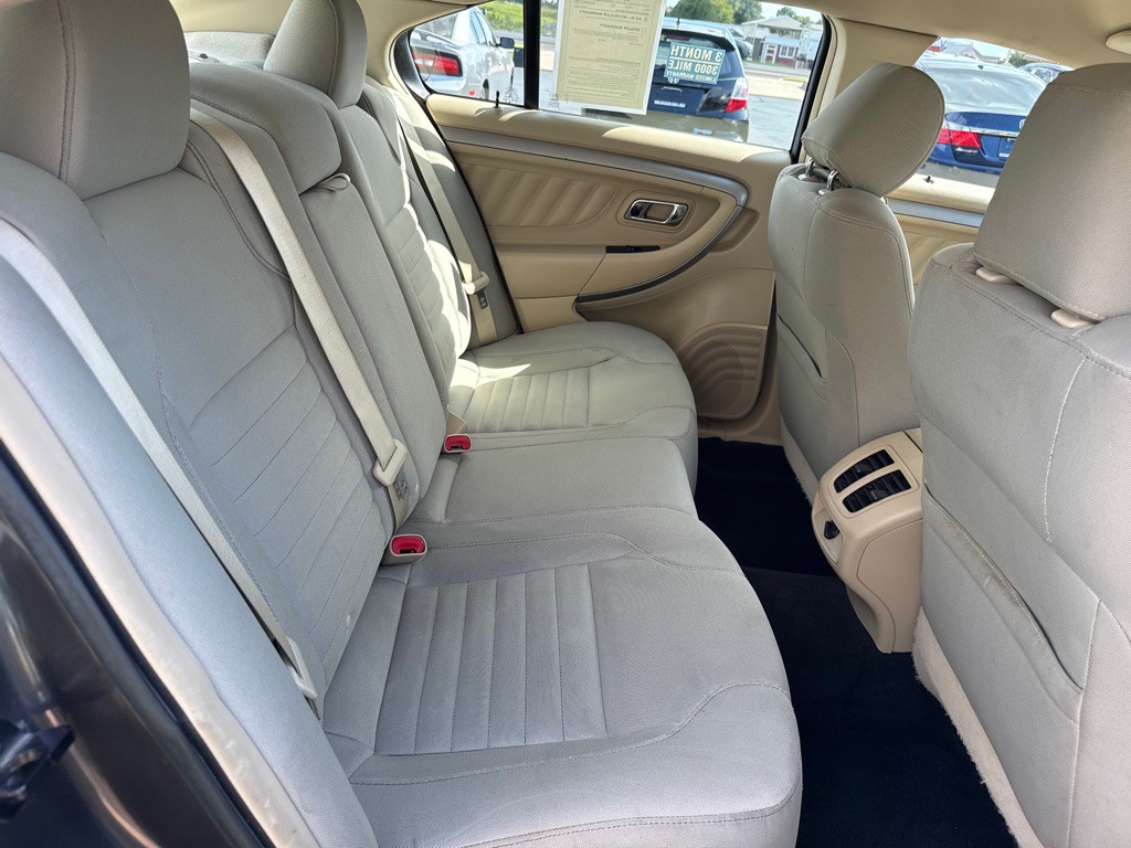 2017 Ford Taurus Image 10