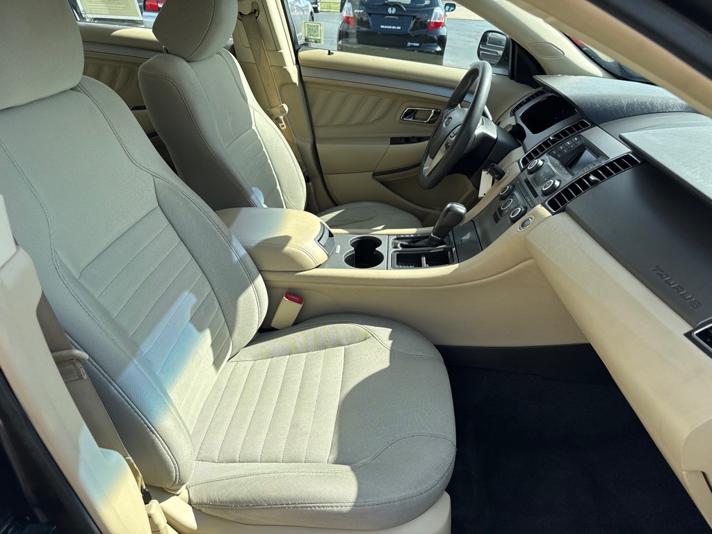 2017 Ford Taurus Image 12