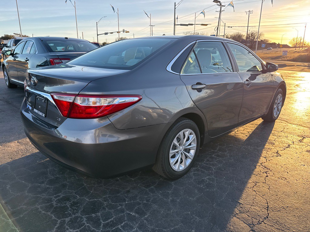 2016 Toyota Camry Image 4
