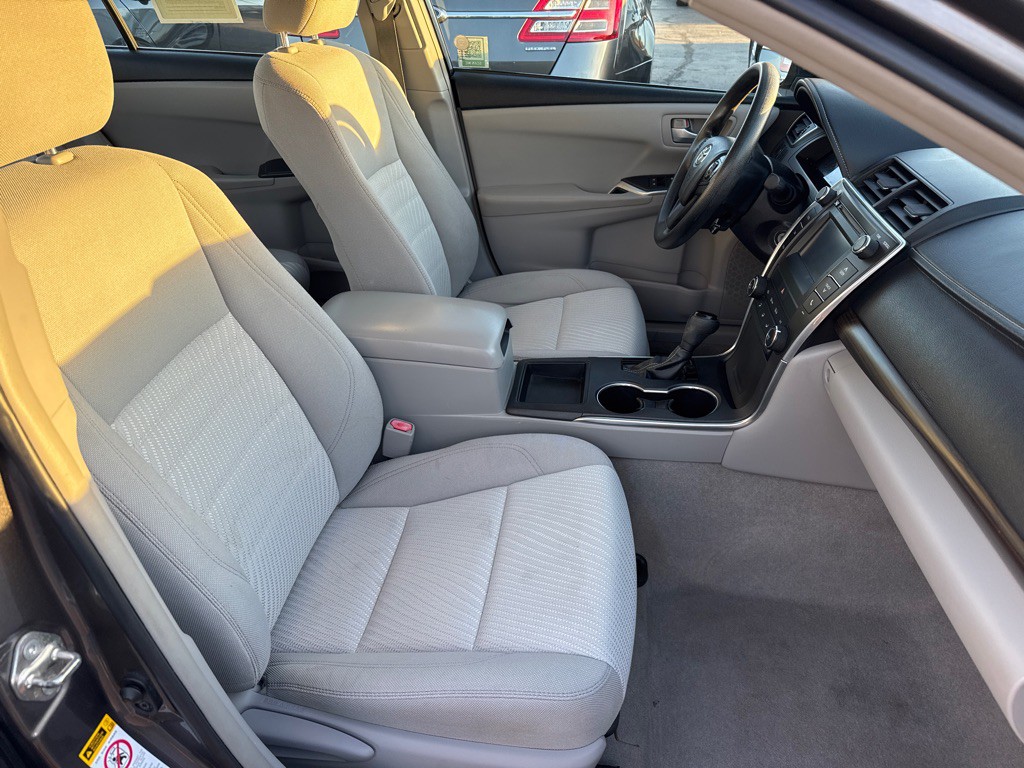 2016 Toyota Camry Image 12